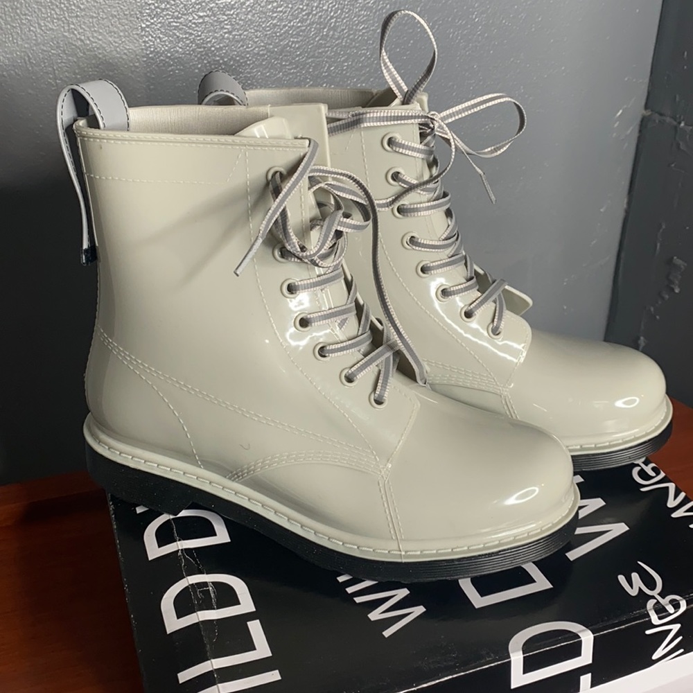 Boots size 9